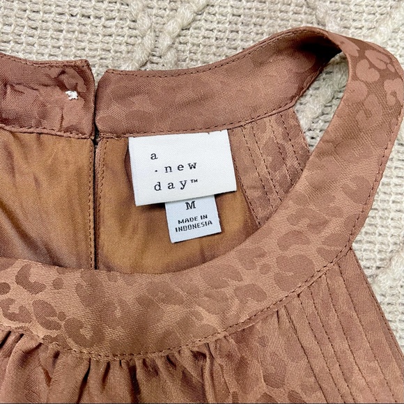 Sleeveless Halter Top - Picture 5 of 16